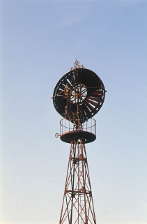 Détail de la partie sommitale. © Région Bourgogne-Franche-Comté, Inventaire du patrimoine