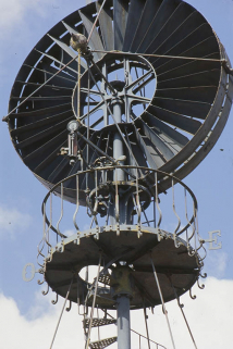 Détail de la passerelle sommitale et du disque moteur. © Région Bourgogne-Franche-Comté, Inventaire du patrimoine
