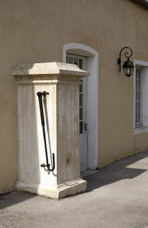 Bâtiment des bains du XVIIIe siècle : fontaine (contre la façade est). © Région Bourgogne-Franche-Comté, Inventaire du patrimoine