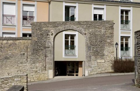 Ancienne porte du passage couvert de l'hôpital Saint-Louis (?). © Région Bourgogne-Franche-Comté, Inventaire du patrimoine