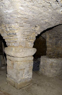 Bâtiment dit salles du Chapelet, en bordure de la rue de l'hôpital : pilier et puits en sous-sol. © Région Bourgogne-Franche-Comté, Inventaire du patrimoine
