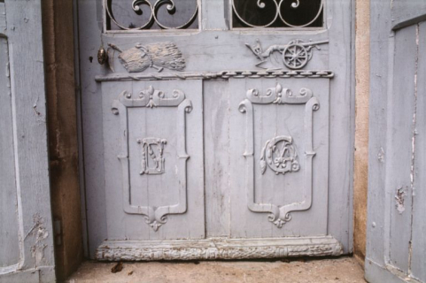 Porte d'entrée sur cour, détail : emblèmes et initiales. © Région Bourgogne-Franche-Comté, Inventaire du patrimoine
