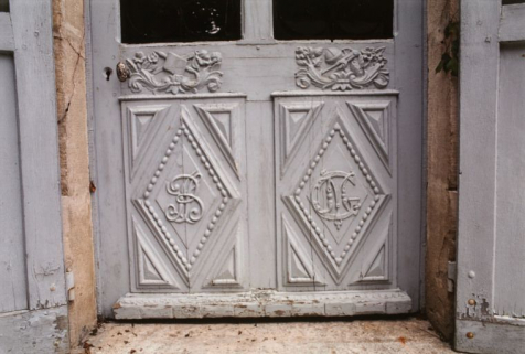 Porte d'entrée sur cour, détail : emblèmes et initiales. © Région Bourgogne-Franche-Comté, Inventaire du patrimoine