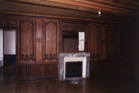 Premier étage : vue générale de la seconde salle avec la cheminée. © Région Bourgogne-Franche-Comté, Inventaire du patrimoine