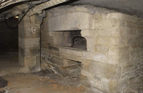 Four à pain dans les caves de l'ancien couvent des minimes. © Région Bourgogne-Franche-Comté, Inventaire du patrimoine