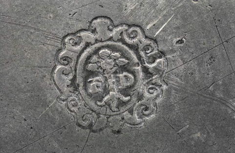 Détail du poinçon d'une des assiettes © Région Bourgogne-Franche-Comté, Inventaire du patrimoine