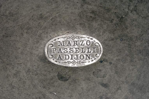 Détail de la marque de l'un des pichets © Région Bourgogne-Franche-Comté, Inventaire du patrimoine