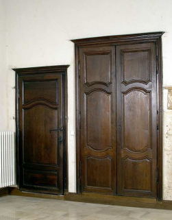 Porte et placards muraux dans la salle des hommes. © Région Bourgogne-Franche-Comté, Inventaire du patrimoine