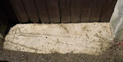 Pierre tombale en remploi à l'entrée de la grange. © Région Bourgogne-Franche-Comté, Inventaire du patrimoine