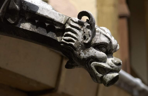 Grande aile sur cour, détail : gargouille conçue par le sculpteur Adolphe Gleisse (début XXe siècle). © Région Bourgogne-Franche-Comté, Inventaire du patrimoine