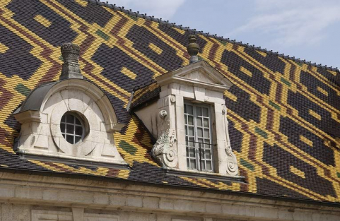 Salle Saint-Louis, détail : toiture et lucarnes. © Région Bourgogne-Franche-Comté, Inventaire du patrimoine