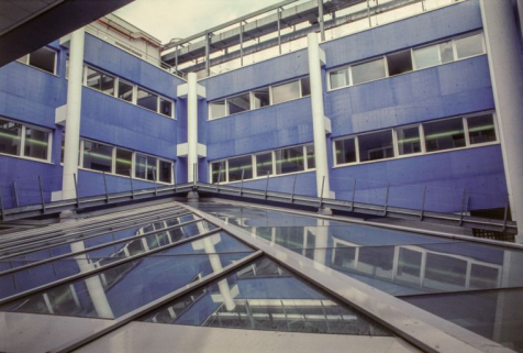 Vue du patio vers les salles d'opération, détail. © Région Bourgogne-Franche-Comté, Inventaire du patrimoine