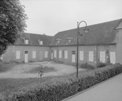 Vue d'ensemble du bâtiment : ancienne salle des malades et cour. © Région Bourgogne-Franche-Comté, Inventaire du patrimoine