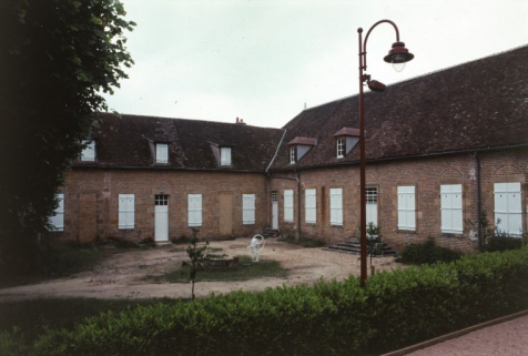 Vue d'ensemble du bâtiment : ancienne salle des malades et cour. © Région Bourgogne-Franche-Comté, Inventaire du patrimoine