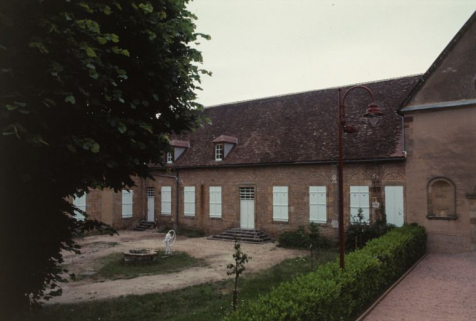 Vue d'ensemble du bâtiment : ancienne salle des malades et cour. © Région Bourgogne-Franche-Comté, Inventaire du patrimoine