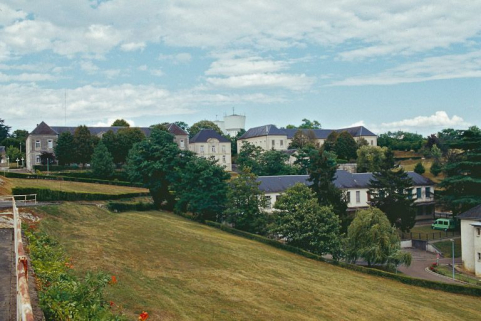 Vue d'ensemble du pavillon central entre les deux bâtiments de plan en U. © Région Bourgogne-Franche-Comté, Inventaire du patrimoine