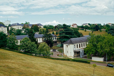 Vue d'un des bâtiments en U et de deux bâtiments du quartier des hommes. © Région Bourgogne-Franche-Comté, Inventaire du patrimoine