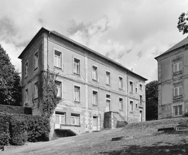 Pavillon central et aile du bâtiment gauche. © Région Bourgogne-Franche-Comté, Inventaire du patrimoine