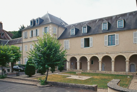 Vue d'ensemble du cloître. © Région Bourgogne-Franche-Comté, Inventaire du patrimoine