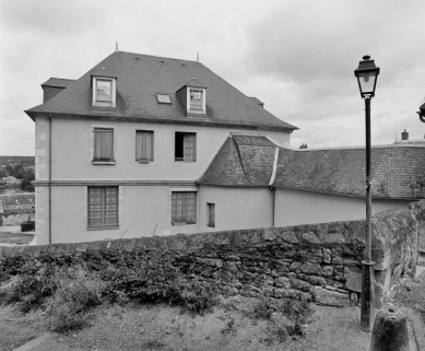 Vue du bâtiment à gauche du cloître. © Région Bourgogne-Franche-Comté, Inventaire du patrimoine