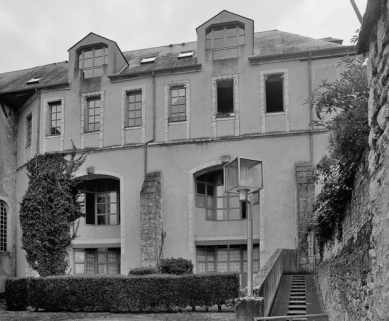 Vue du bâtiment à droite du cloître. © Région Bourgogne-Franche-Comté, Inventaire du patrimoine