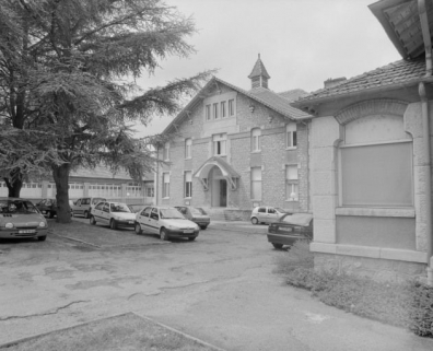 Vue d'ensemble de la façade antérieure du bâtiment principal. © Région Bourgogne-Franche-Comté, Inventaire du patrimoine