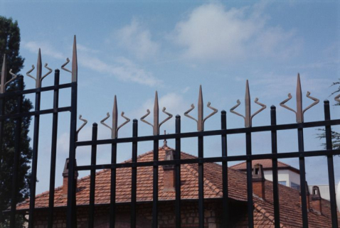 Vue de la grille extérieure. © Région Bourgogne-Franche-Comté, Inventaire du patrimoine