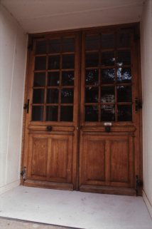 Vue de la porte d'entrée du bâtiment principal. © Région Bourgogne-Franche-Comté, Inventaire du patrimoine