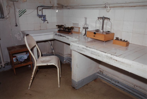 Vue d'ensemble du laboratoire de la pharmacie. © Région Bourgogne-Franche-Comté, Inventaire du patrimoine