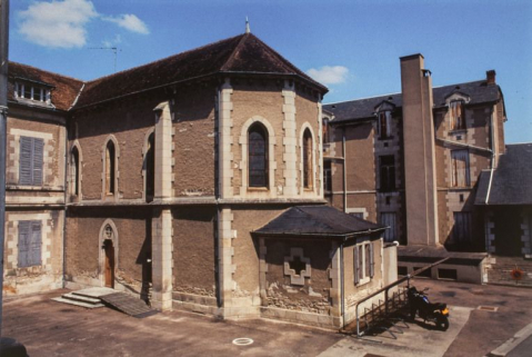 Façade postérieure et chevet de la chapelle de trois-quarts. © Région Bourgogne-Franche-Comté, Inventaire du patrimoine