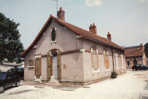 Ancienne cité ouvrière rachetée par l'établissement (actuels locaux syndicaux). © Région Bourgogne-Franche-Comté, Inventaire du patrimoine