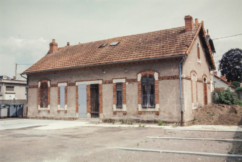 Ancienne cité ouvrière rachetée par l'établissement (actuels locaux syndicaux). © Région Bourgogne-Franche-Comté, Inventaire du patrimoine