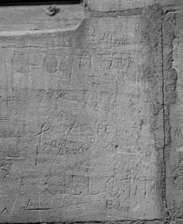 Graffitis sur l'aile militaire du bâtiment principal. © Région Bourgogne-Franche-Comté, Inventaire du patrimoine