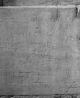 Graffitis sur l'aile militaire du bâtiment principal. © Région Bourgogne-Franche-Comté, Inventaire du patrimoine