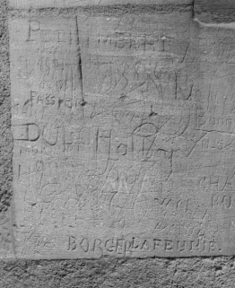 Graffitis sur l'aile militaire du bâtiment principal. © Région Bourgogne-Franche-Comté, Inventaire du patrimoine