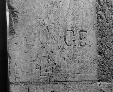 Graffitis sur l'aile militaire du bâtiment principal. © Région Bourgogne-Franche-Comté, Inventaire du patrimoine