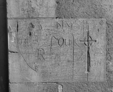 Graffitis sur l'aile militaire du bâtiment principal. © Région Bourgogne-Franche-Comté, Inventaire du patrimoine