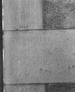 Graffitis sur l'aile militaire du bâtiment principal. © Région Bourgogne-Franche-Comté, Inventaire du patrimoine