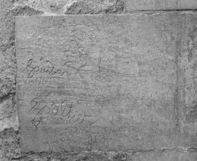 Graffitis sur l'aile militaire du bâtiment principal. © Région Bourgogne-Franche-Comté, Inventaire du patrimoine