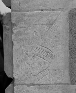 Graffitis sur le chaînage d'angle de la façade latérale de l'aile militaire du bâtiment principal. © Région Bourgogne-Franche-Comté, Inventaire du patrimoine