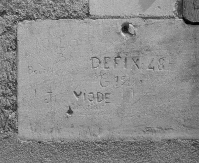 Graffitis sur le chaînage d'angle de la façade latérale de l'aile militaire du bâtiment principal. © Région Bourgogne-Franche-Comté, Inventaire du patrimoine