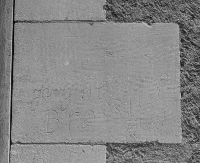 Graffitis sur le chaînage d'angle de la façade latérale de l'aile militaire du bâtiment principal. © Région Bourgogne-Franche-Comté, Inventaire du patrimoine