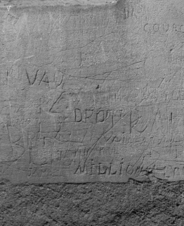 Graffitis sur le chaînage d'angle de la façade postérieure de l'aile militaire du bâtiment principal. © Région Bourgogne-Franche-Comté, Inventaire du patrimoine