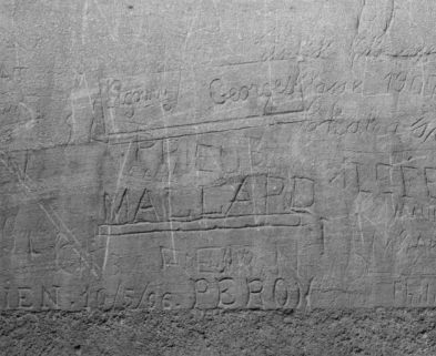 Graffitis sur le chaînage d'angle de la façade postérieure de l'aile militaire du bâtiment principal. © Région Bourgogne-Franche-Comté, Inventaire du patrimoine