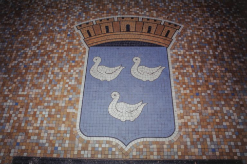 Hall d'entrée, mosaïque aux armes de la ville. © Région Bourgogne-Franche-Comté, Inventaire du patrimoine