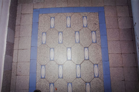 Bâtiment principal, rez-de-chaussée de l'aile des militaires, pavement en grès cérame, détail. © Région Bourgogne-Franche-Comté, Inventaire du patrimoine