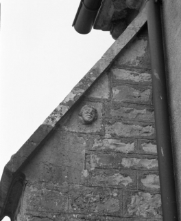 Bas-côté gauche, tête sculptée sur le dernier contrefort. © Région Bourgogne-Franche-Comté, Inventaire du patrimoine