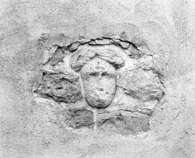 Tête remployée dans le mur de l'abside. © Région Bourgogne-Franche-Comté, Inventaire du patrimoine