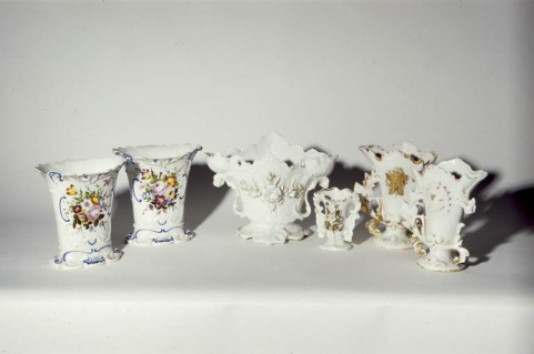 Vases à fleurs en porcelaine. © Région Bourgogne-Franche-Comté, Inventaire du patrimoine
