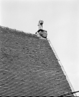 Cadran solaire sous la croix du pignon du choeur. © Région Bourgogne-Franche-Comté, Inventaire du patrimoine
